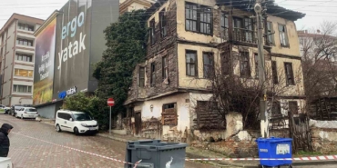 boluda-metruk-bina-coktu-bir-otomobil-hasar-aldi-xQvpZDZ6.jpg