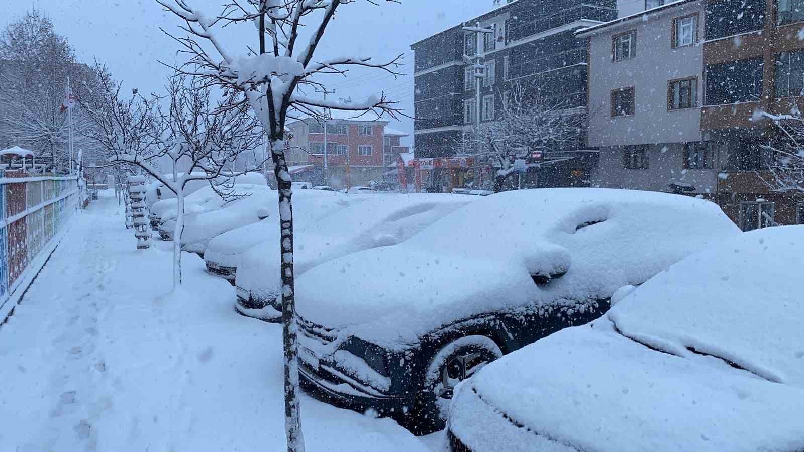 boluda mevsimin ilk kar yagisiyla kent beyaza burundu 1 1RbEtbLl
