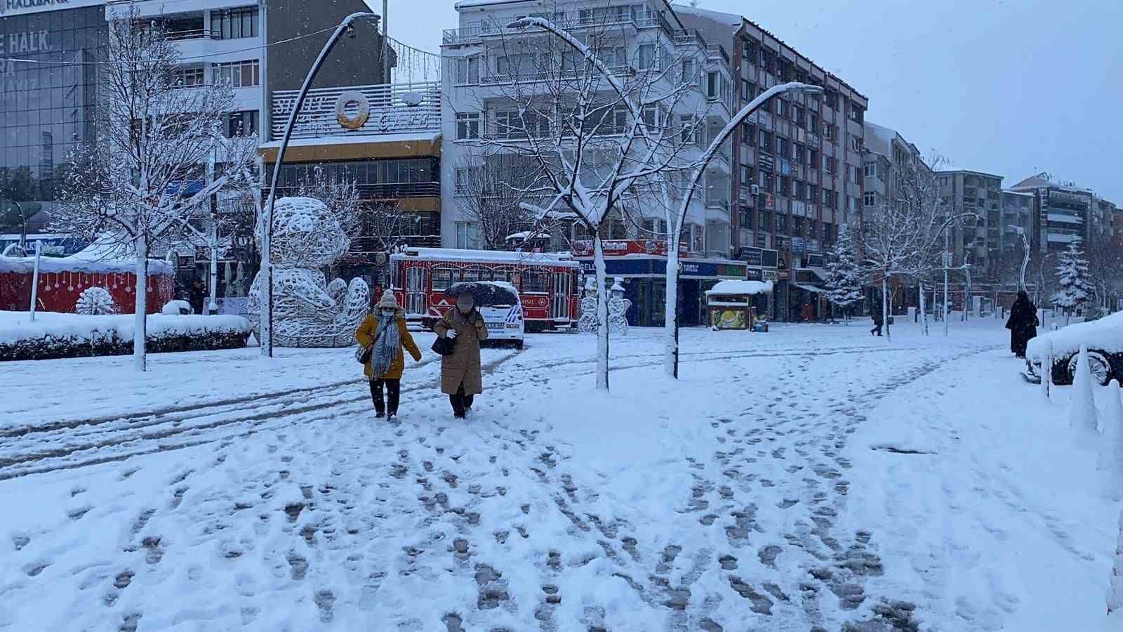 boluda mevsimin ilk kar yagisiyla kent beyaza burundu 2 gOKYQRPU