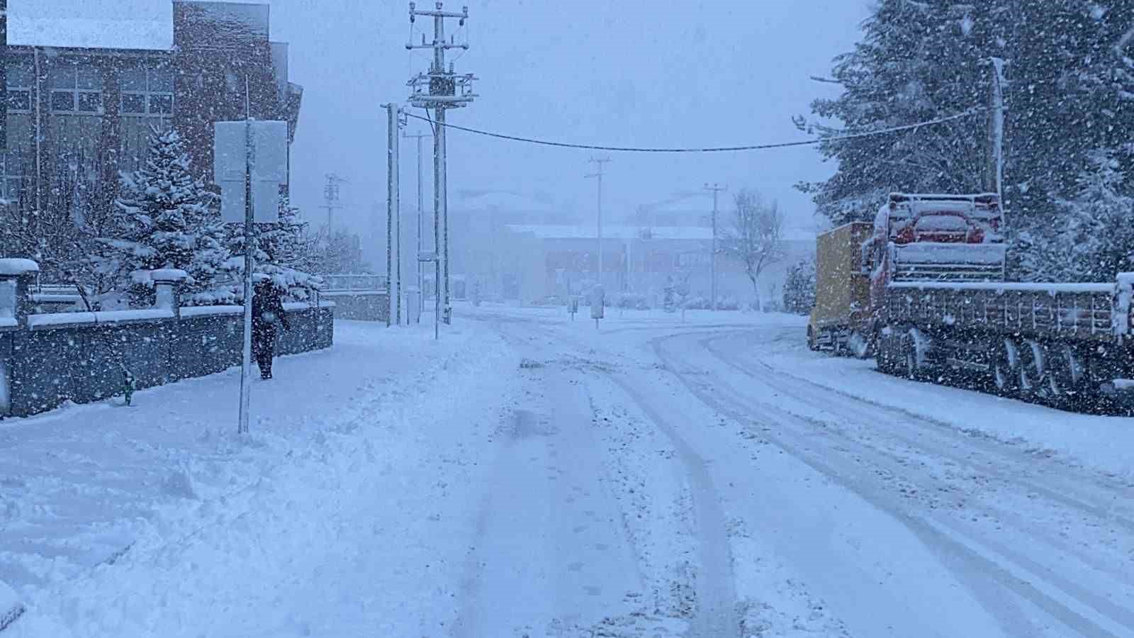 boluda mevsimin ilk kar yagisiyla kent beyaza burundu 4 FZ3G54g9