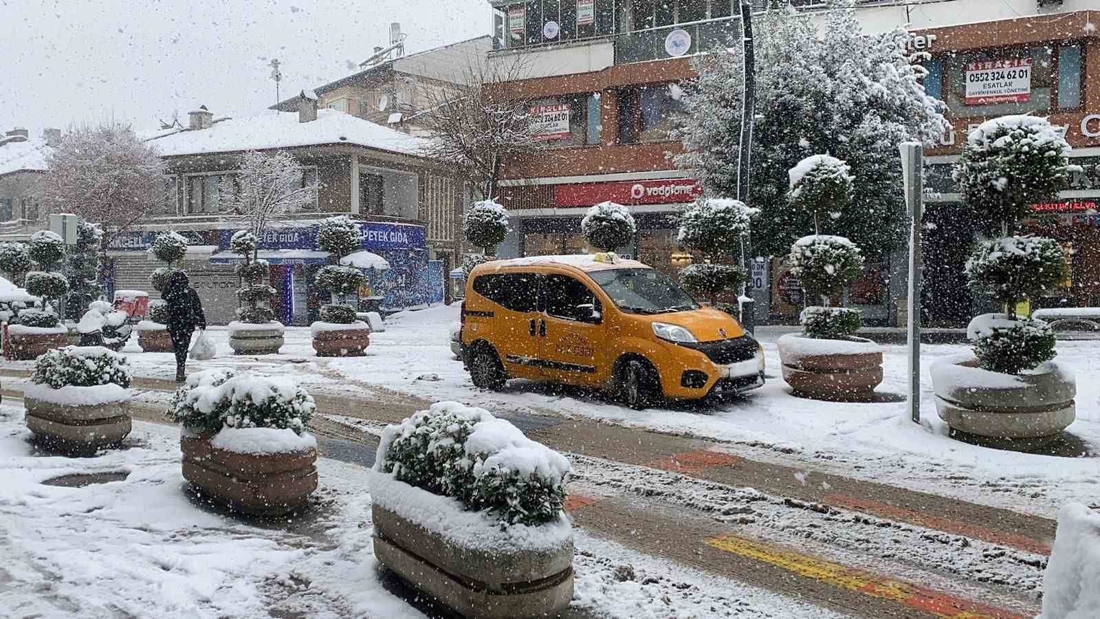 boluda mevsimin ilk kar yagisiyla kent beyaza burundu 6 R55GGlbI