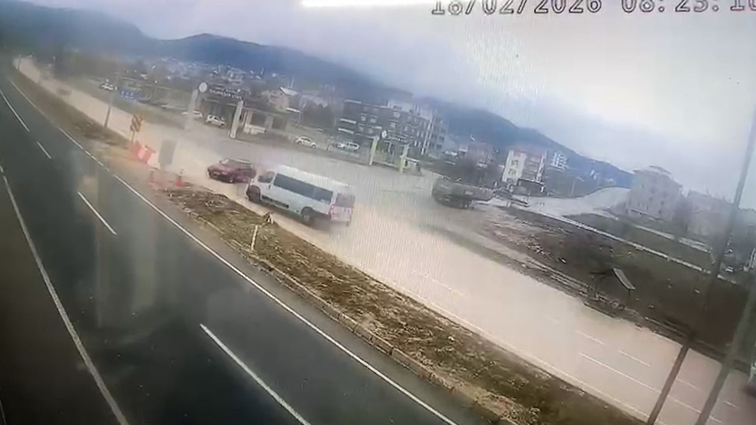 Bolu’da minibüsle çarpışan otomobilin sürücüsü yaralandı: Kaza anı kamerada 4 boluda minibusle carpisan otomobilin surucusu yaralandi kaza ani kamerada 0 IE7EQmck