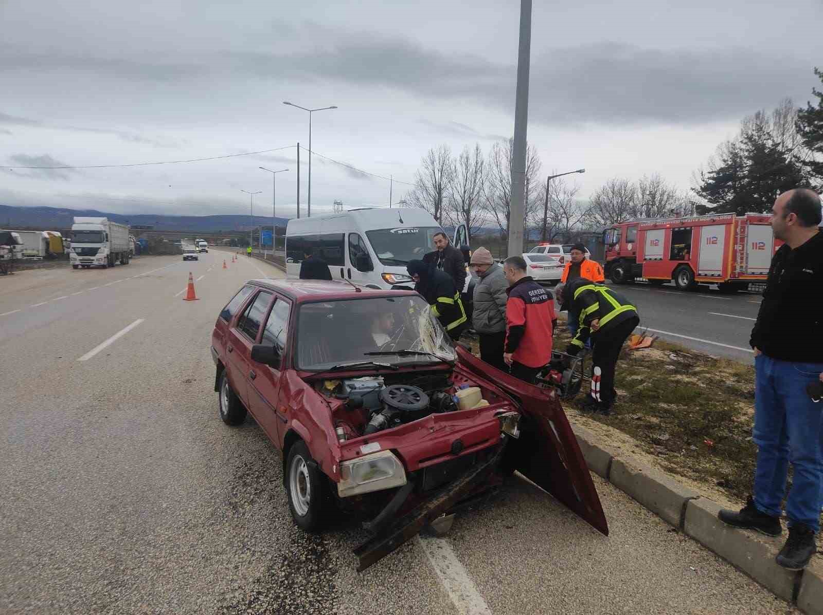 Bolu’da minibüsle çarpışan otomobilin sürücüsü yaralandı: Kaza anı kamerada 5 boluda minibusle carpisan otomobilin surucusu yaralandi kaza ani kamerada 1 SmiMVbCk
