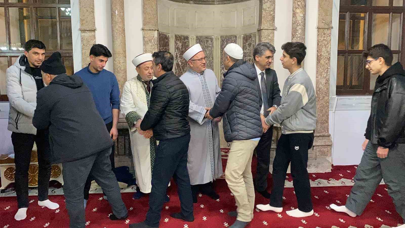 Bolu’da Miraç Kandili’nde vatandaşlar camilere akın etti 4 boluda mirac kandilinde vatandaslar camilere akin etti 0 zUgteWYS