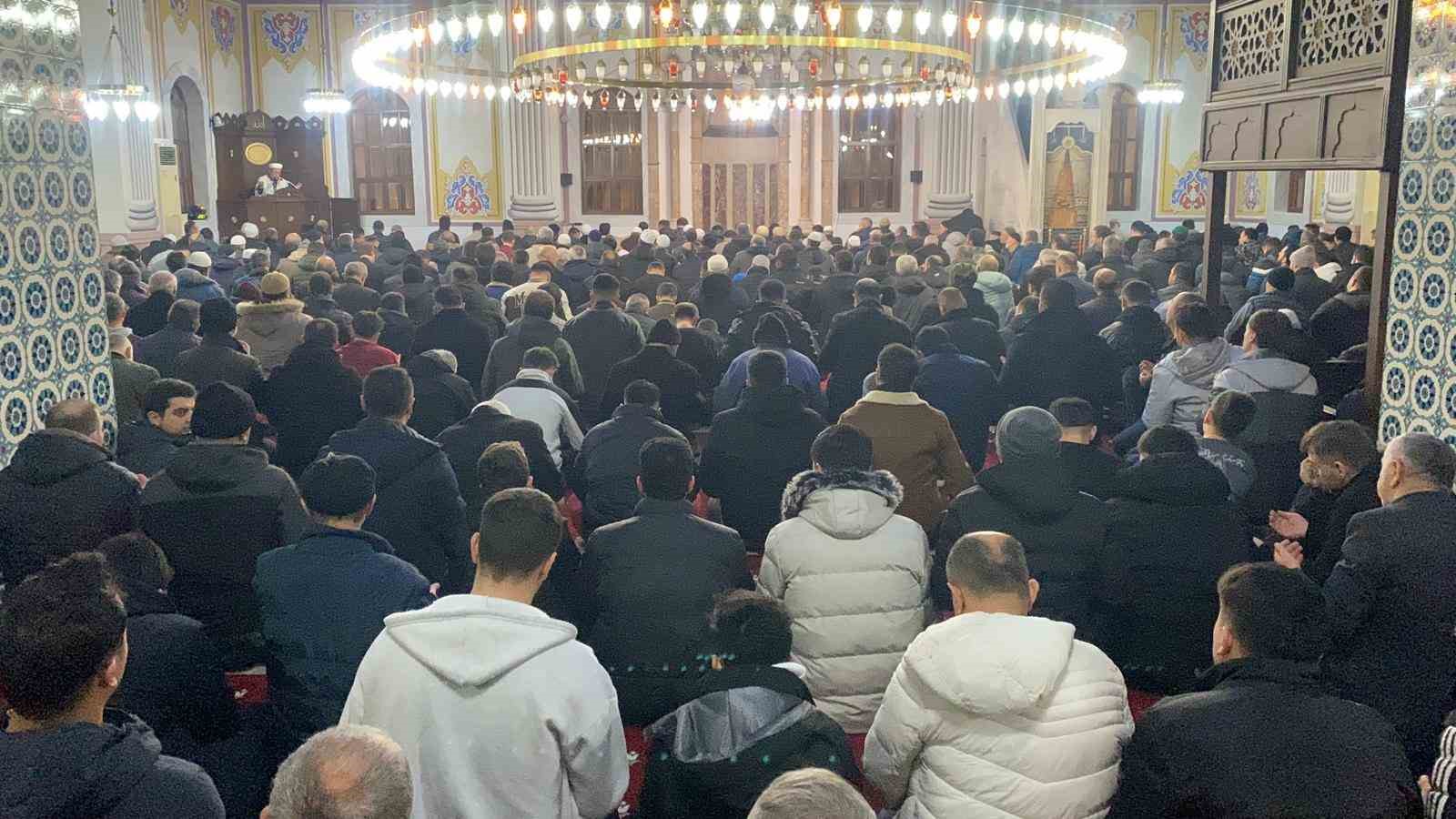 Bolu’da Miraç Kandili’nde vatandaşlar camilere akın etti 6 boluda mirac kandilinde vatandaslar camilere akin etti 2