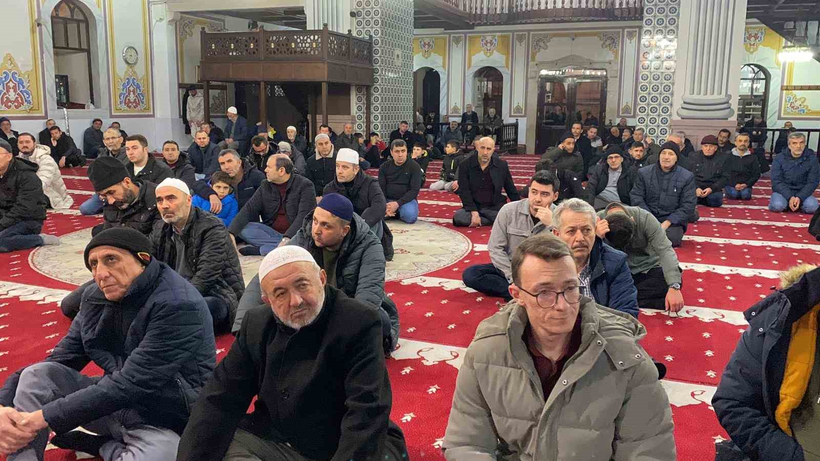 Bolu’da Miraç Kandili’nde vatandaşlar camilere akın etti 9 boluda mirac kandilinde vatandaslar camilere akin etti 5 ChMflfsd