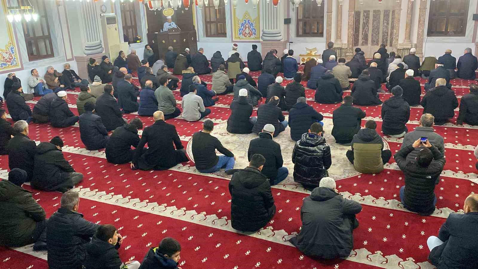 Bolu’da Miraç Kandili’nde vatandaşlar camilere akın etti 10 boluda mirac kandilinde vatandaslar camilere akin etti 6
