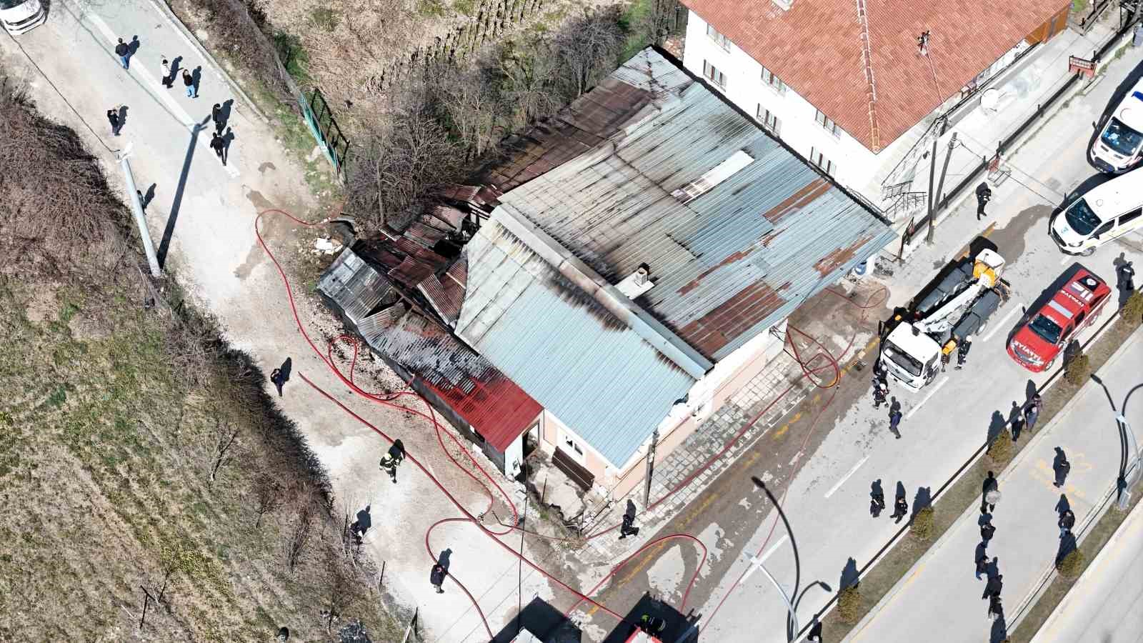 boluda mobilya atolyesiyle bitisikteki ev alevlere teslim oldu 0 rYqOnlgy