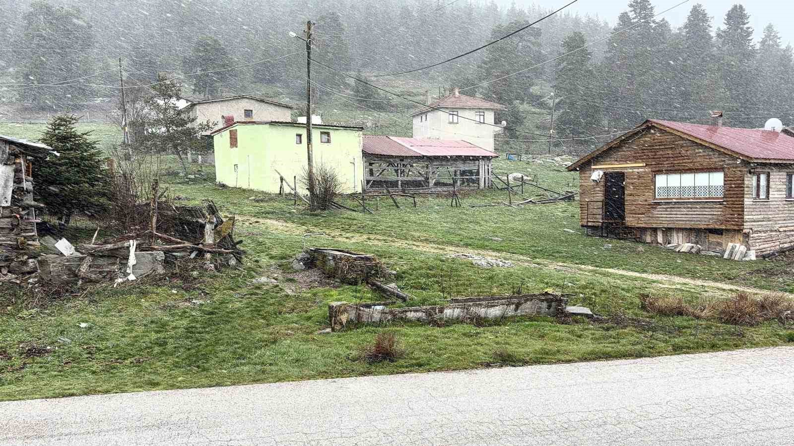 Bolu’da nisan ayında kar sürprizi 5 boluda nisan ayinda kar surprizi 1 M4OH4n8E