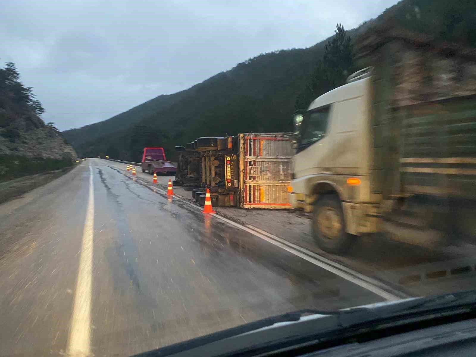 boluda odun yuklu tir devrildi 0 IjLRmETE