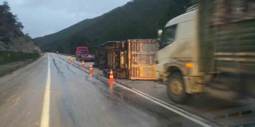 boluda-odun-yuklu-tir-devrildi-1h2BtATt.jpg