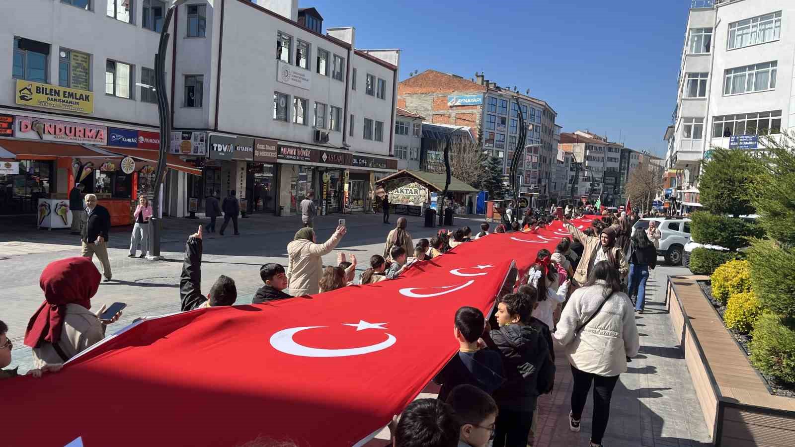 boluda ogrenciler 200 metrelik turk bayragiyla caddede yurudu 0 OA7P8F8M