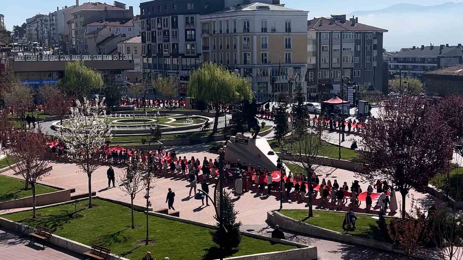 boluda ogrenciler 200 metrelik turk bayragiyla caddede yurudu 1 wBc4uXrw