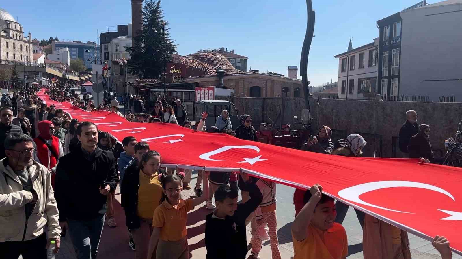 boluda ogrenciler 200 metrelik turk bayragiyla caddede yurudu 2 Bt5bHryk