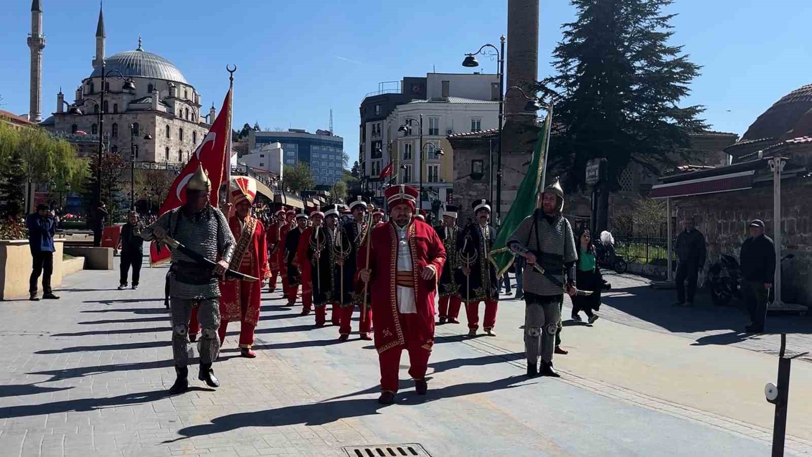 boluda ogrenciler 200 metrelik turk bayragiyla caddede yurudu 3 iMjFvJSG