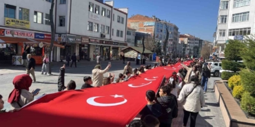 boluda-ogrenciler-200-metrelik-turk-bayragiyla-caddede-yurudu-fUcnilBT.jpg