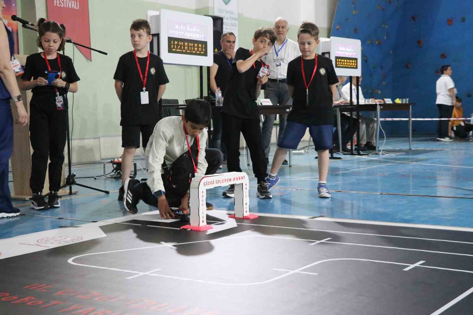 boluda ogrenciler tasarladiklari mini robotlarla yaristi 3 9fwaYq5q