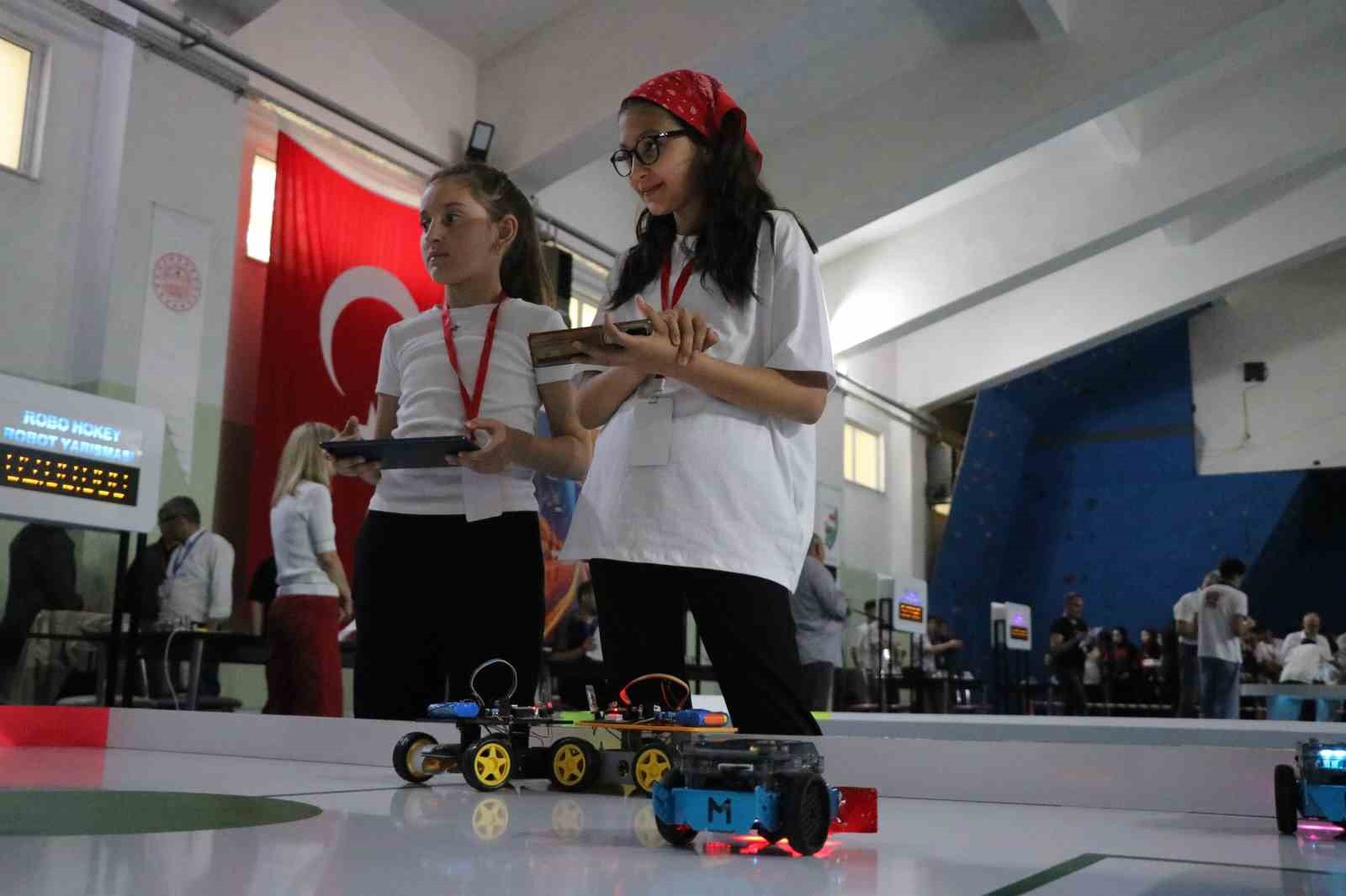boluda ogrenciler tasarladiklari mini robotlarla yaristi 6