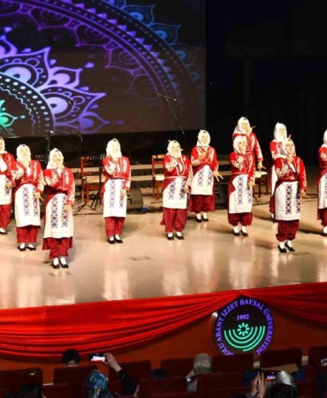 boluda-ogretmenlerden-unutulmaz-kultur-ve-sanat-gecesi-fHwYmTZD.jpg