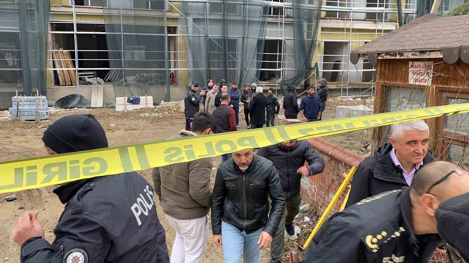 boluda okul insaatinda isciler parasini alamayinca catiya cikti 3 nNWWD2eq