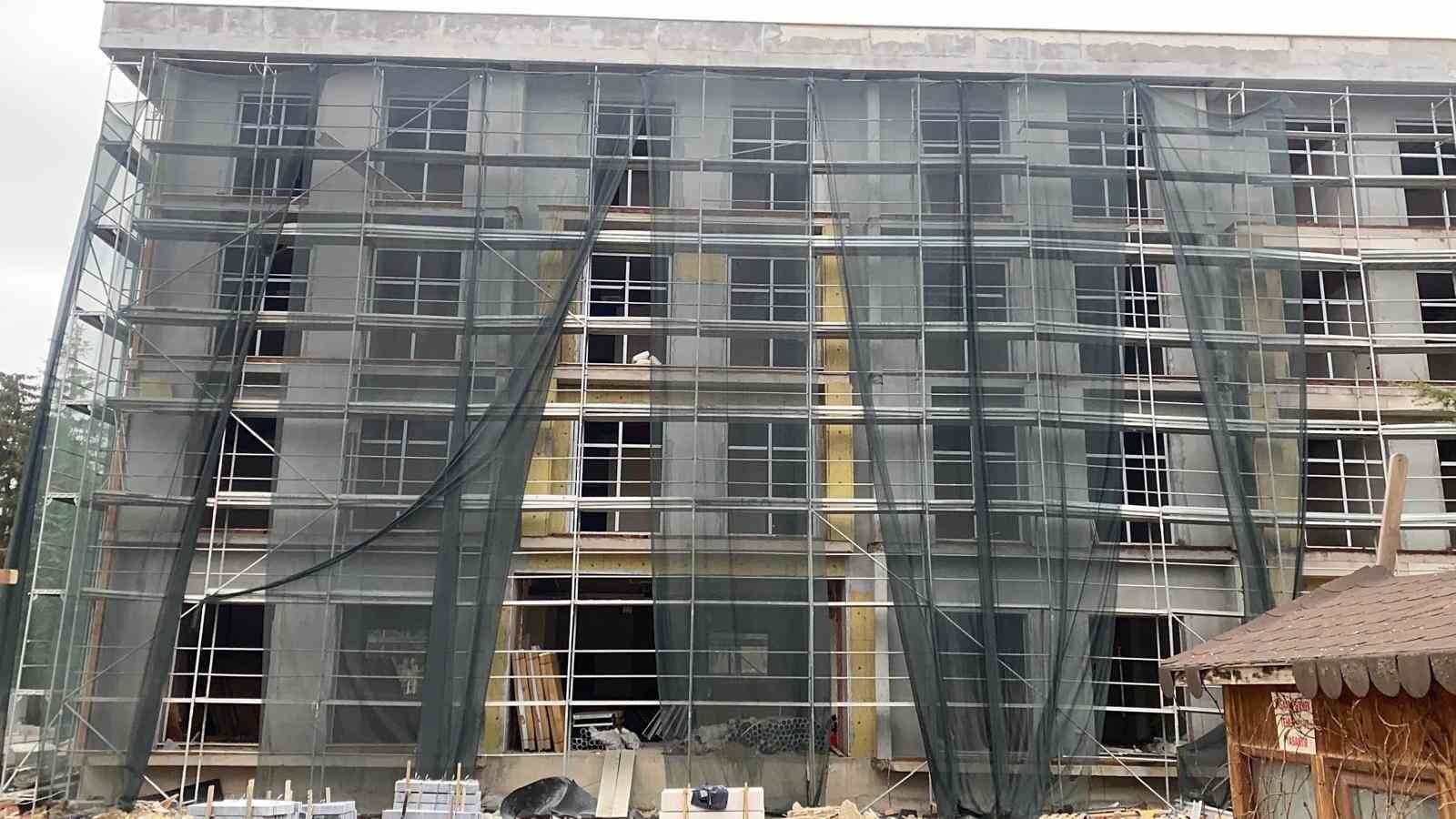 boluda okul insaatinda isciler parasini alamayinca catiya cikti 4 2HUpS2Yg