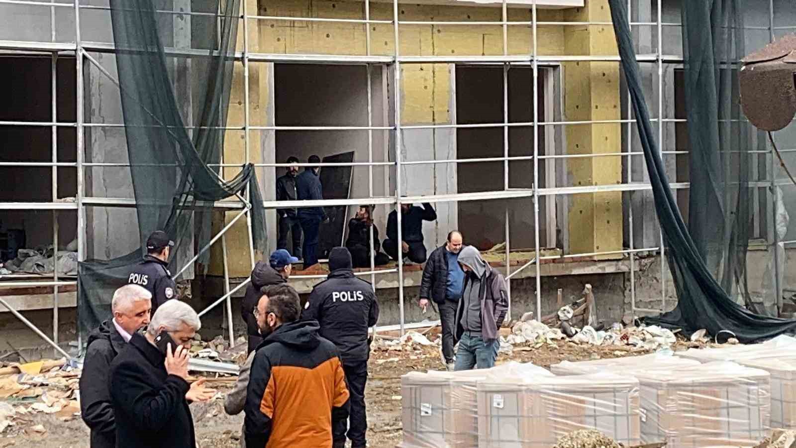 boluda okul insaatinda isciler parasini alamayinca catiya cikti 5 Iw2dLGtp
