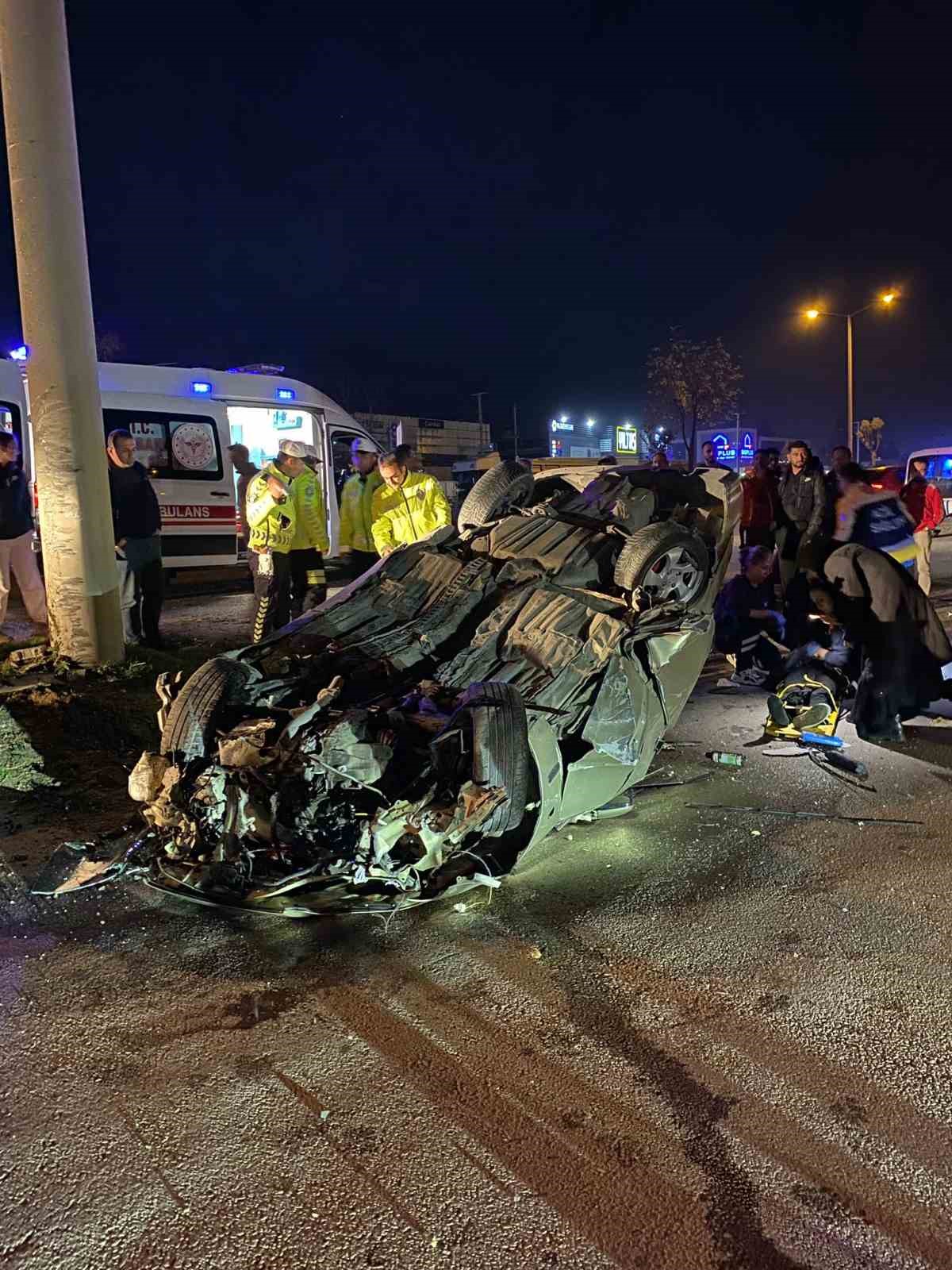 boluda once refuje ardindan elektrik diregine carpan otomobil tepetaklak oldu 1 yarali 0