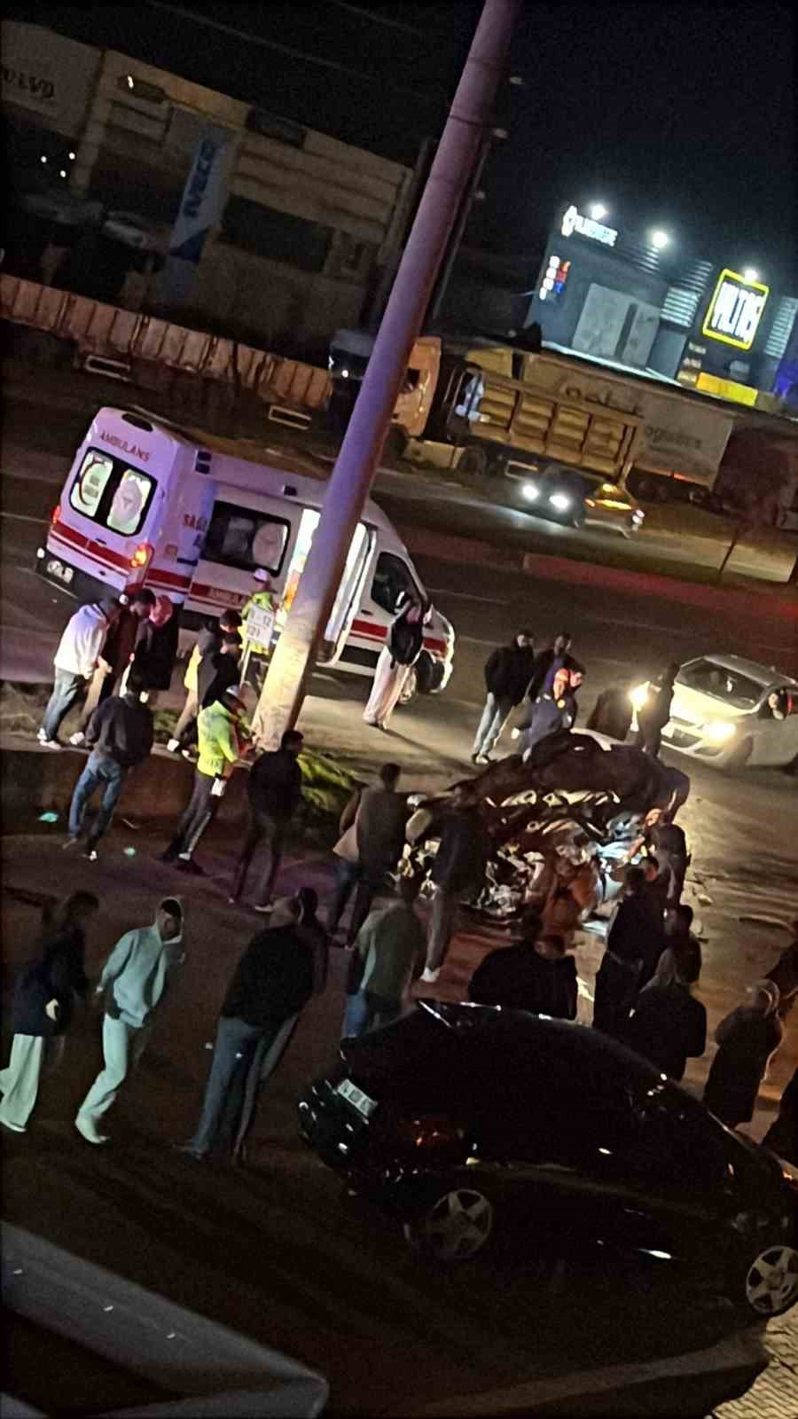 boluda once refuje ardindan elektrik diregine carpan otomobil tepetaklak oldu 1 yarali 1 2cD92ID6