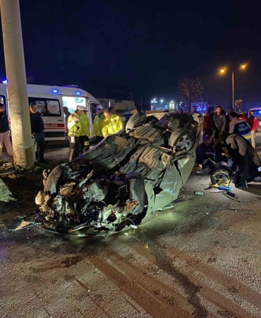 boluda-once-refuje-ardindan-elektrik-diregine-carpan-otomobil-tepetaklak-oldu-1-yarali-XsufHeli.jpg