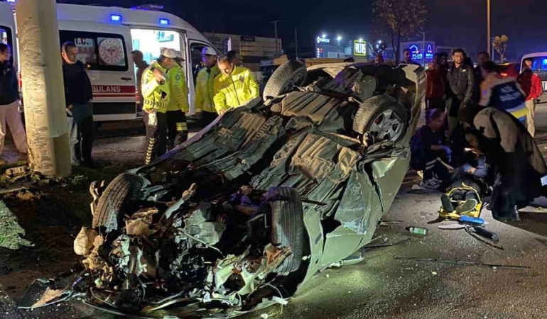 boluda-once-refuje-ardindan-elektrik-diregine-carpan-otomobil-tepetaklak-oldu-1-yarali-XsufHeli.jpg