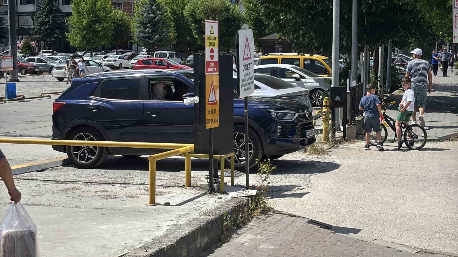 boluda onlarca surucu aliskanlik kurbani oldu 20ye yakin aracin lastigi patladi 4 F6mK9s6V