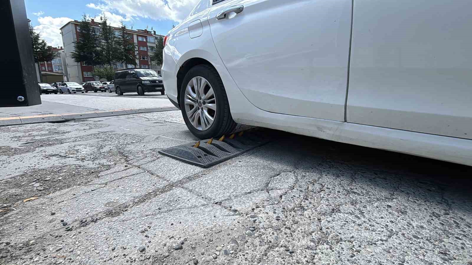 boluda onlarca surucu aliskanlik kurbani oldu 20ye yakin aracin lastigi patladi 5