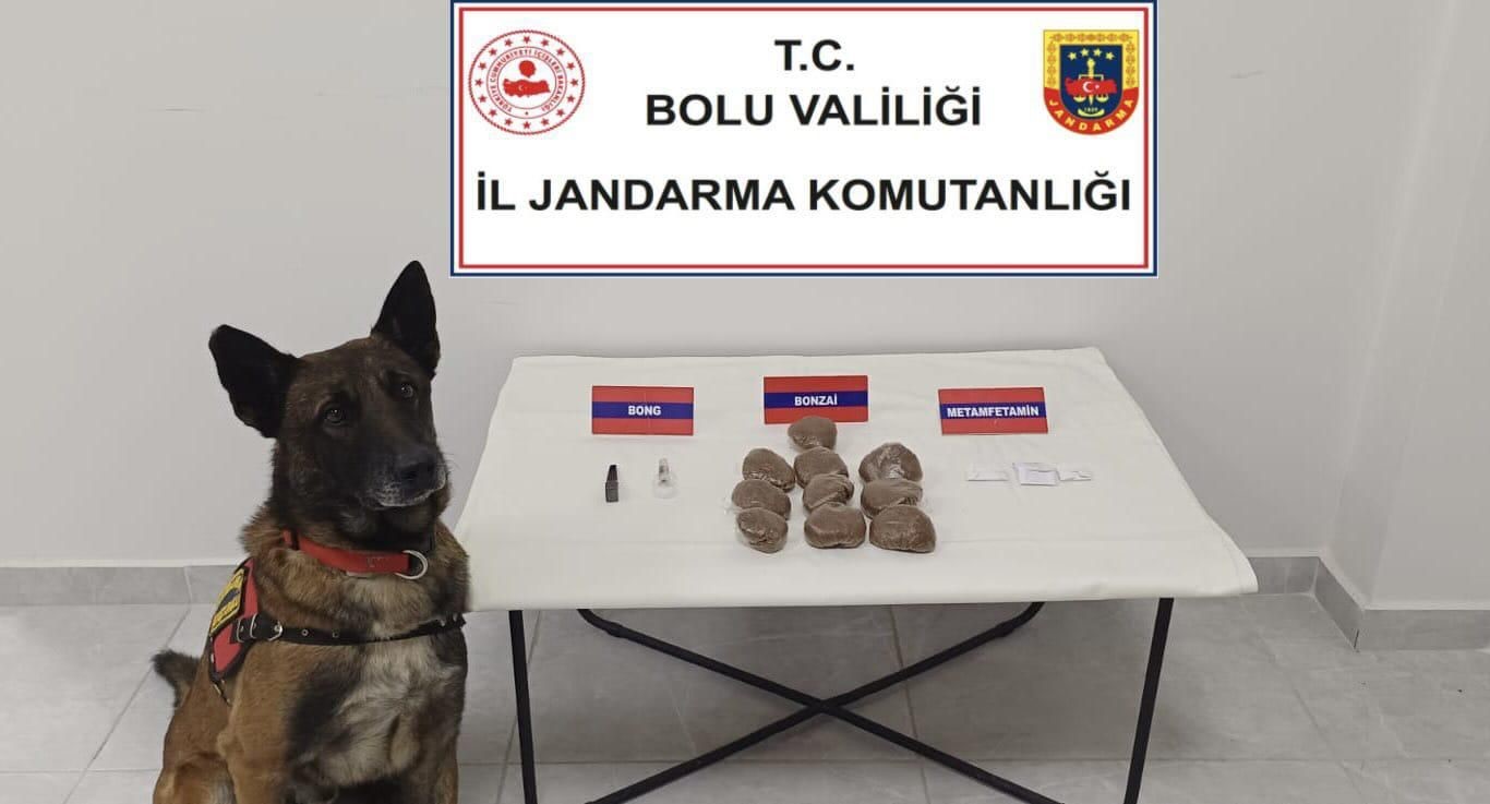 Bolu’da otomobilde zulalanmış uyuşturucuya 2 gözaltı 4 boluda otomobilde zulalanmis uyusturucuya 2 gozalti 0 DVTX4m91