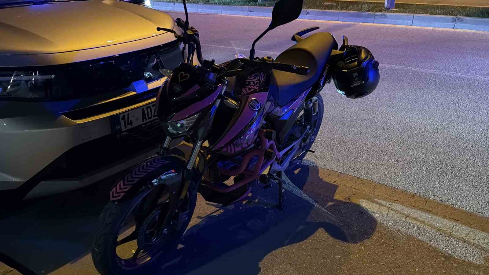 boluda otomobille carpisan motosiklet surucusu yaralandi 0 CfF7iSkC