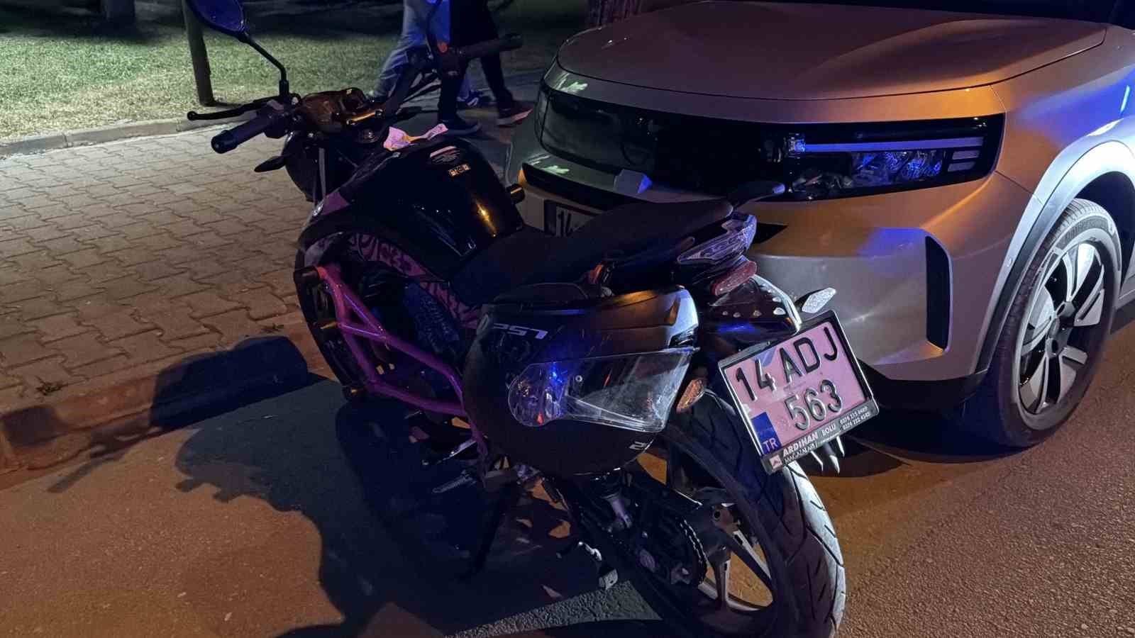 boluda otomobille carpisan motosiklet surucusu yaralandi 1 3vTKiiXB