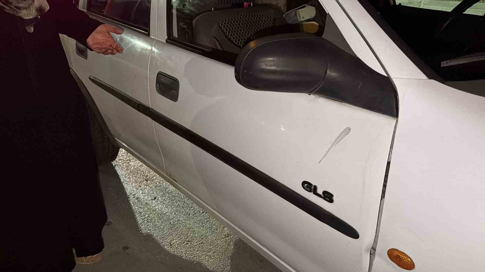 boluda otomobille carpisan motosiklet surucusu yaralandi 4 KfeSYbe9