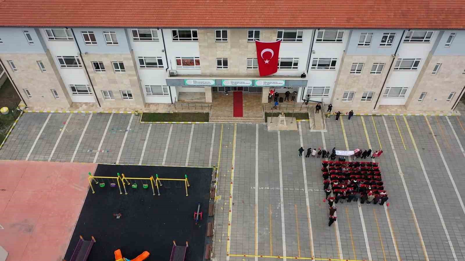 boluda ozel ogrencilerden anlamli bayrak koreografisi 0 cpBbiSFO