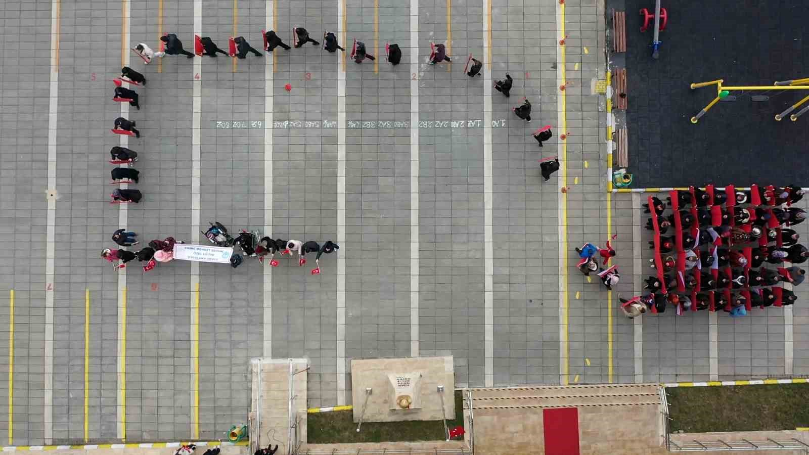 boluda ozel ogrencilerden anlamli bayrak koreografisi 1 CdYGAFnL