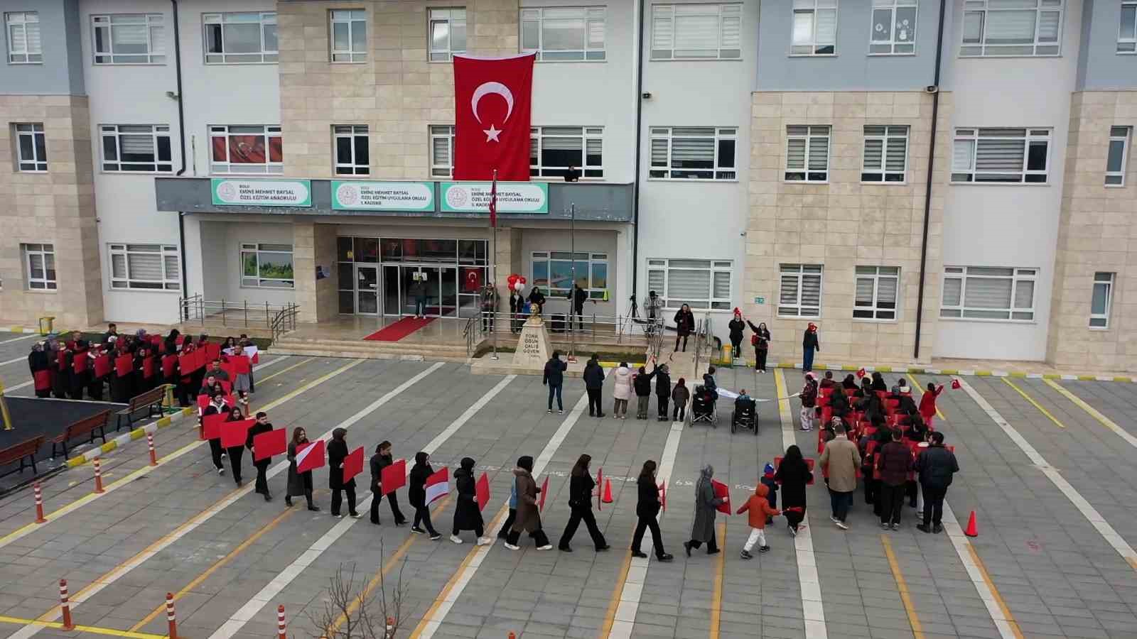 boluda ozel ogrencilerden anlamli bayrak koreografisi 2 qAE8l7uG