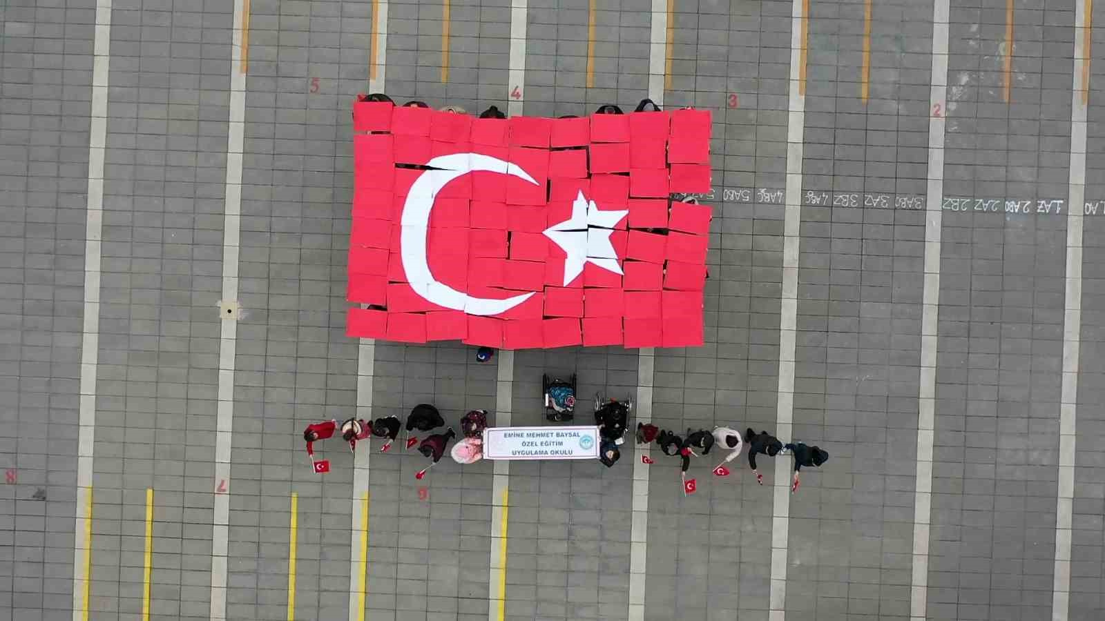 boluda ozel ogrencilerden anlamli bayrak koreografisi 3 WWh7y381