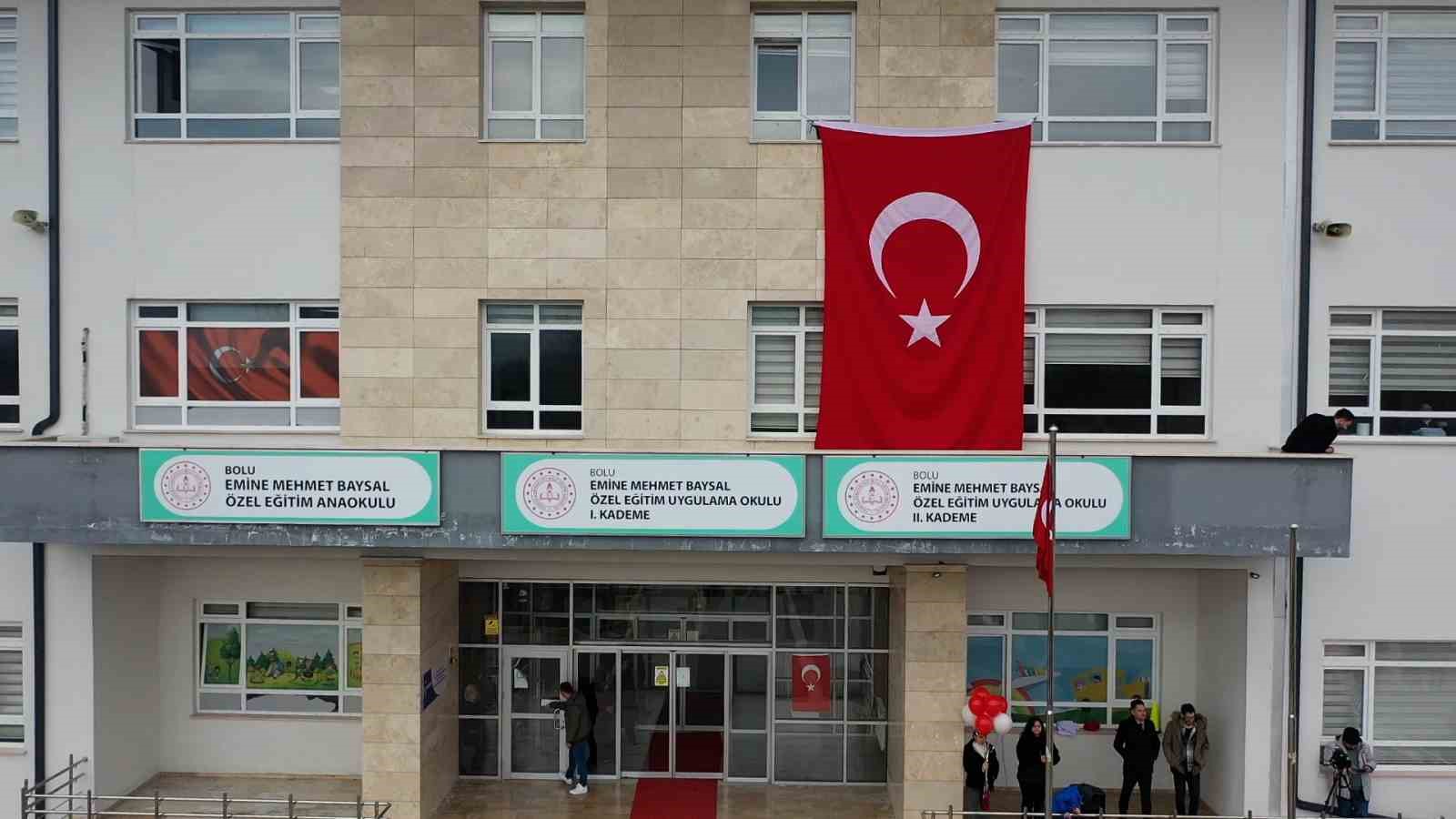 boluda ozel ogrencilerden anlamli bayrak koreografisi 5