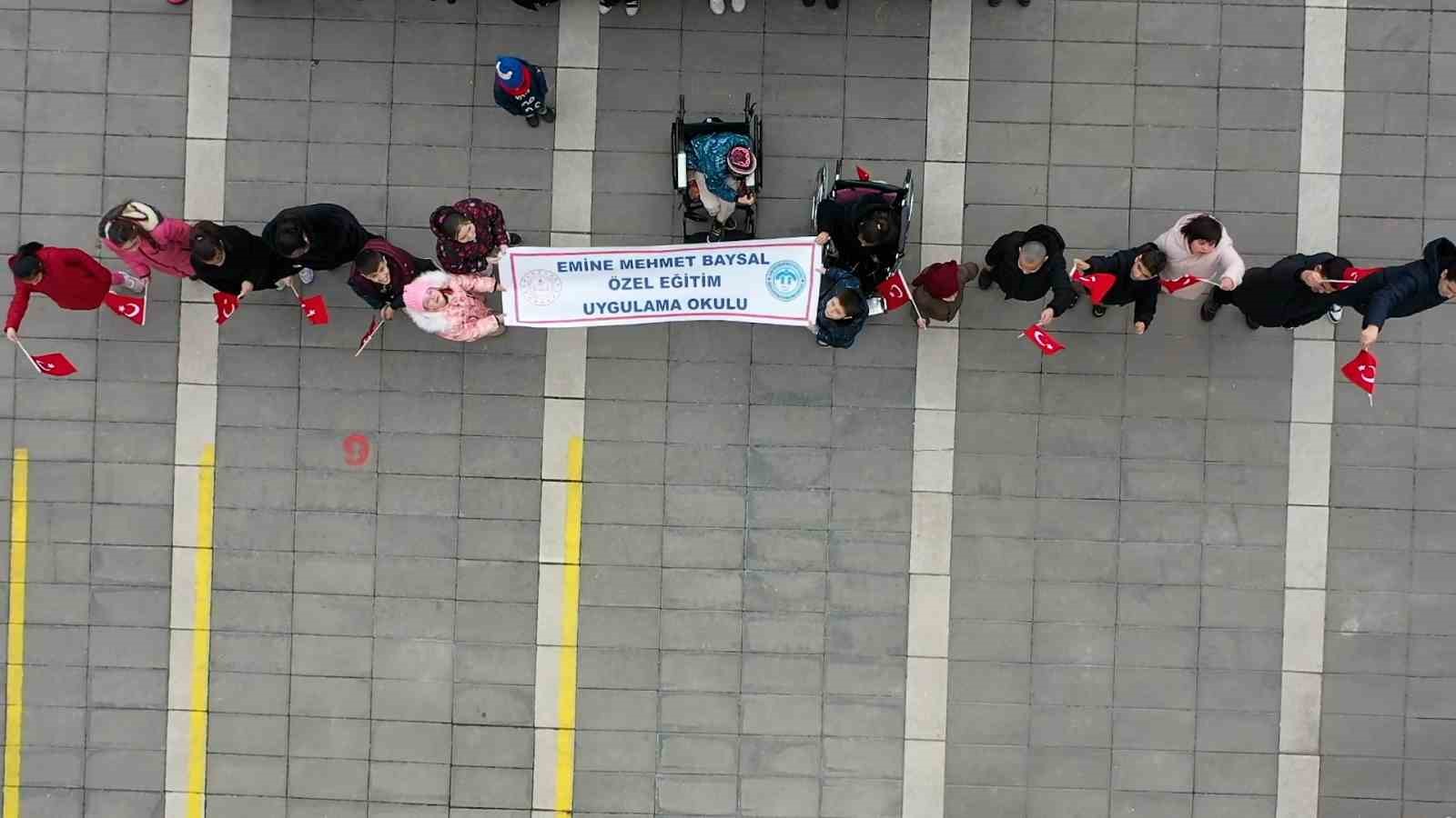 boluda ozel ogrencilerden anlamli bayrak koreografisi 6 b4prAjL7