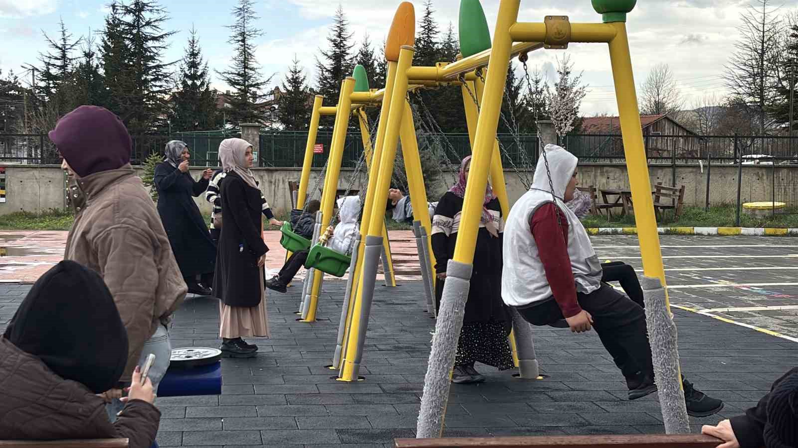 boluda ozel ogrencilerden renkli kutlama darbuka sovu alkis aldi 8 IrpB3rTJ