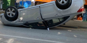 boluda-park-halindeki-cipe-carpan-otomobil-takla-atti-1-yarali-i4QHfRzS.jpg