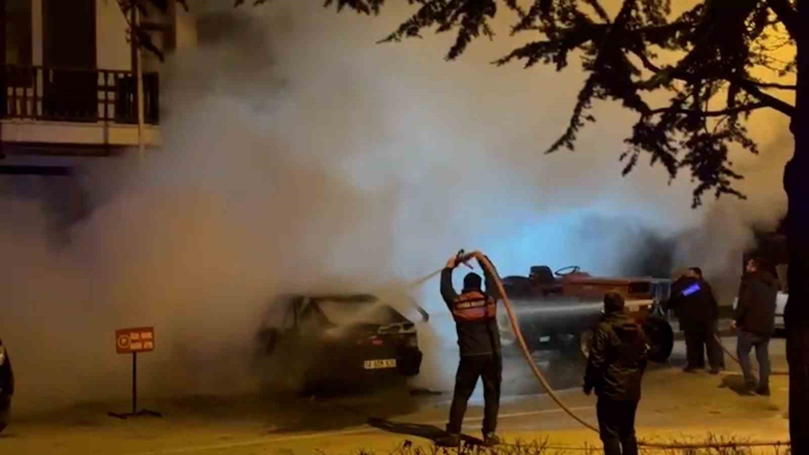 Bolu’da park halindeki otomobil alev alev yandı 5 boluda park halindeki otomobil alev alev yandi 1 jsu1ryMp