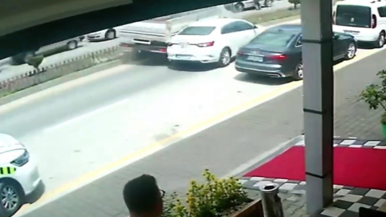 boluda park yerinden cikan otomobile kamyon carpti 0