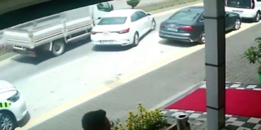 boluda-park-yerinden-cikan-otomobile-kamyon-carpti-yE5qplQd.jpg