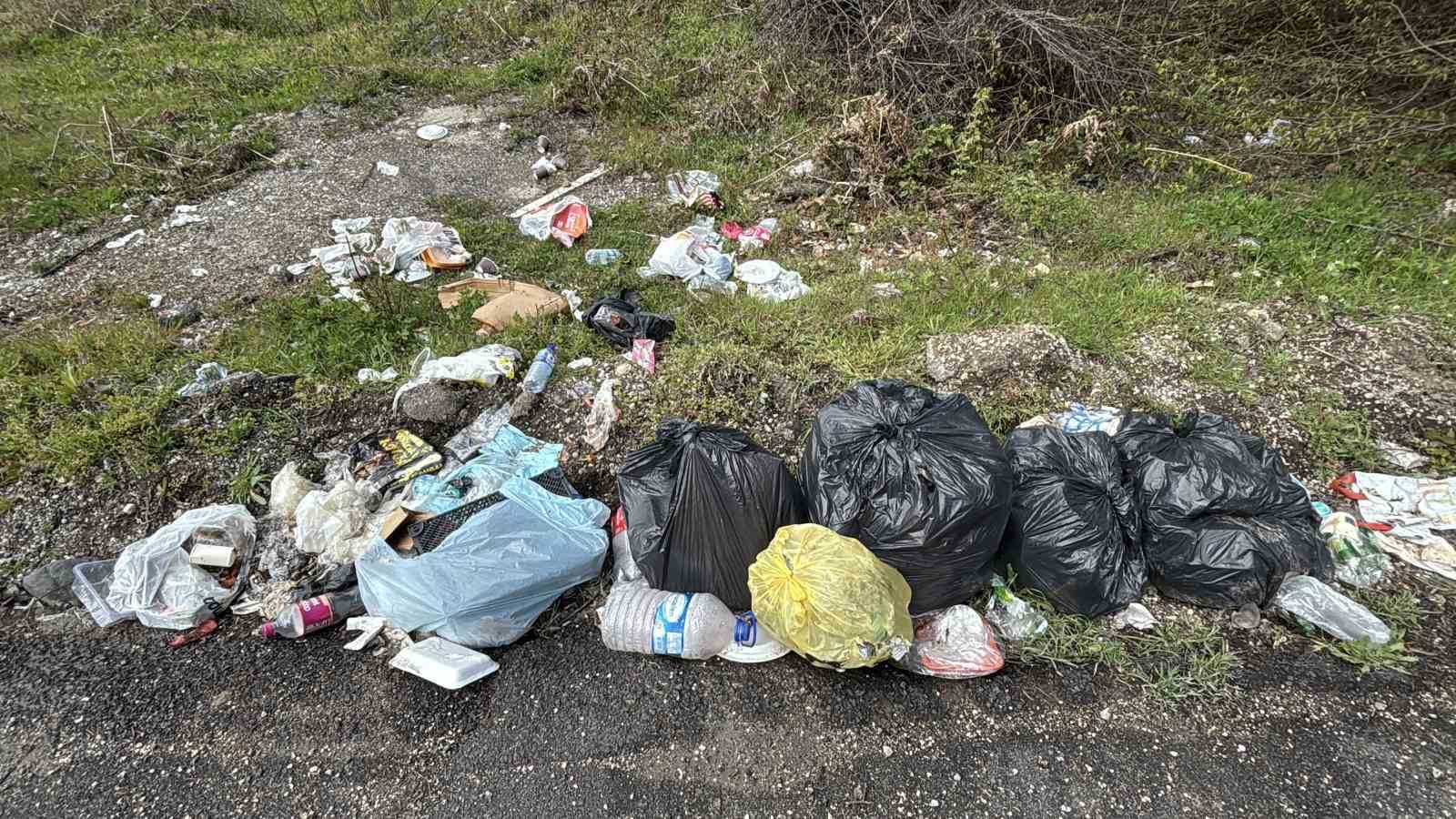 boluda pes dedirten goruntu cop atmayin tabelasinin altini cople doldurdular 2 iK2LmpBY