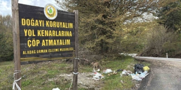 boluda-pes-dedirten-goruntu-cop-atmayin-tabelasinin-altini-cople-doldurdular-x5h4Eufq.jpg