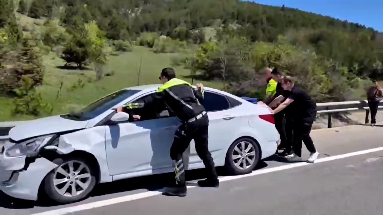boluda polis ekipleri kaza yapan araci iterek trafigi rahatlatti 0